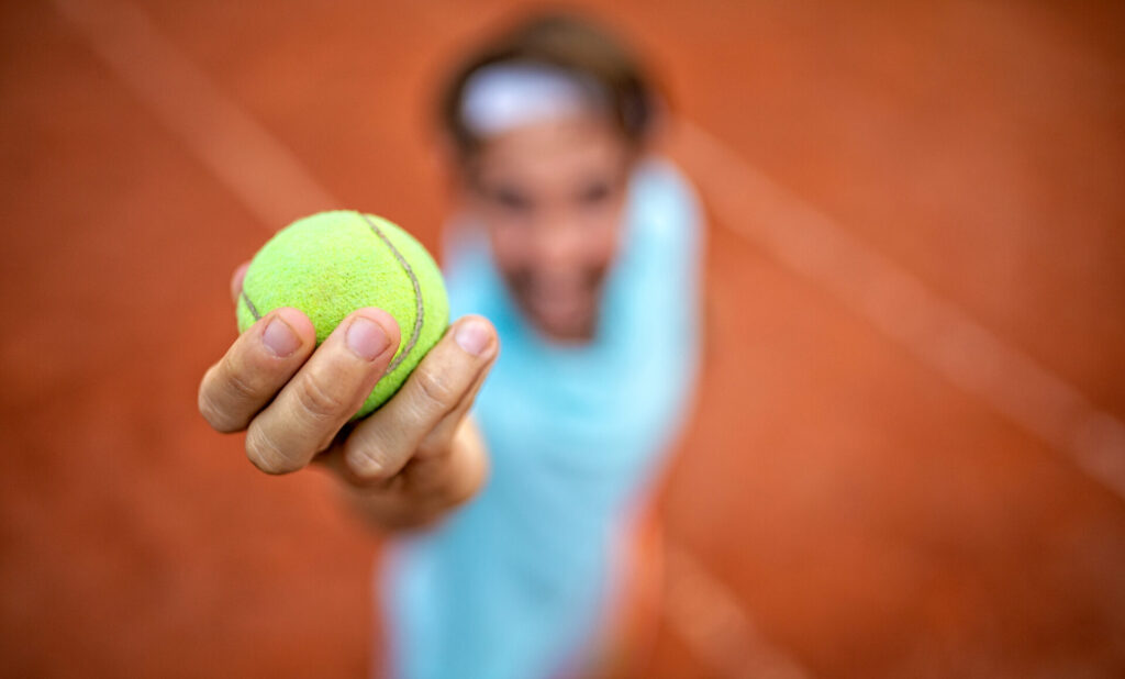 Tennista con racchetta e pallina prima del servizio